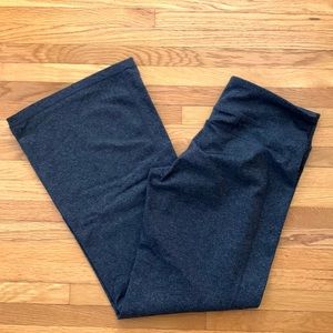 NWOT Athleta charcoal Yoga Pants small short